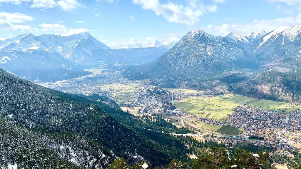 Bergpanorama über Oberammergau in den Bayerischen Alpen
